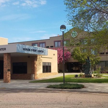 Crossroads Hotel And Huron Event Center Exterior photo