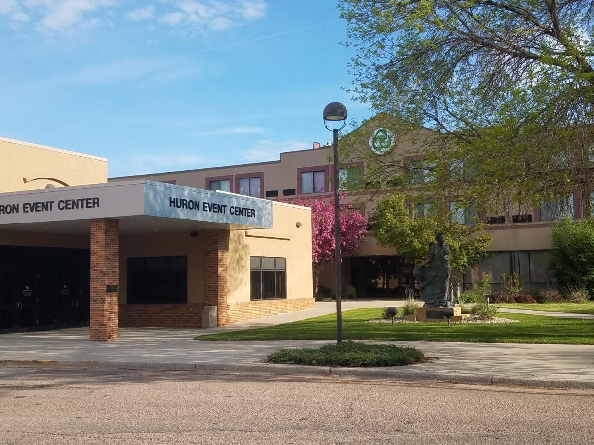 Crossroads Hotel And Huron Event Center Exterior photo